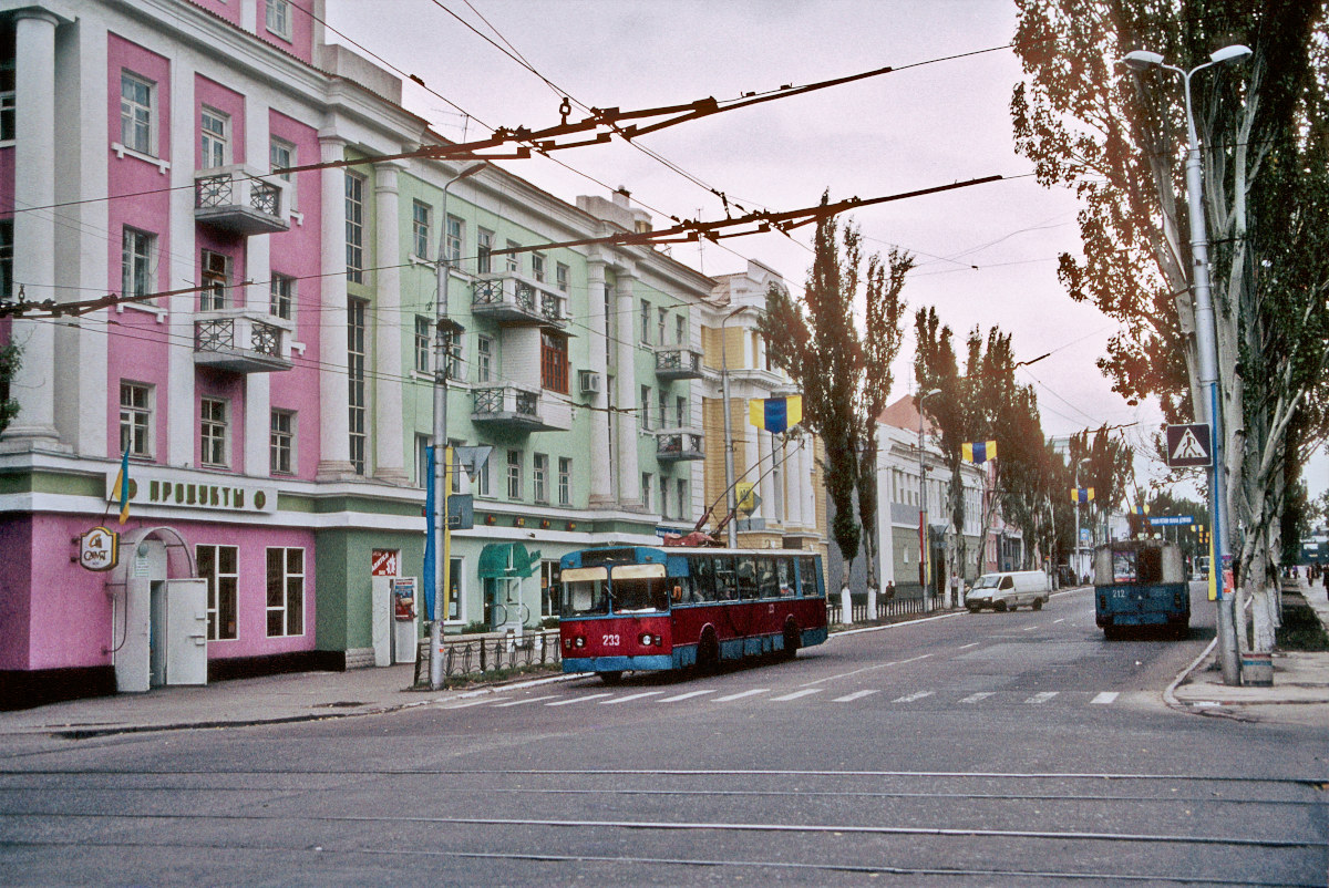 Макеевка, ЗиУ-682В [В00] № 233; Макеевка — Фотографии Питера Хэзелдайна — 08.2001
