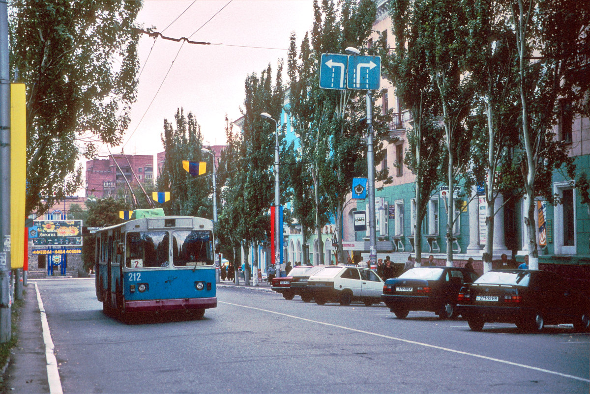 Макеевка, ЗиУ-682В [В00] № 212; Макеевка — Фотографии Питера Хэзелдайна — 08.2001