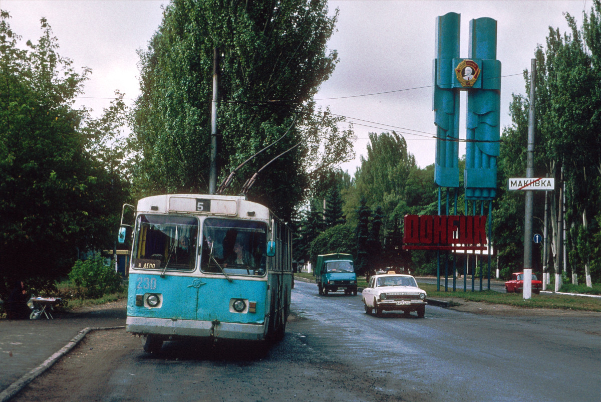Макеевка, ЗиУ-682В-013 [В0В] № 230; Макеевка — Фотографии Питера Хэзелдайна — 08.2001