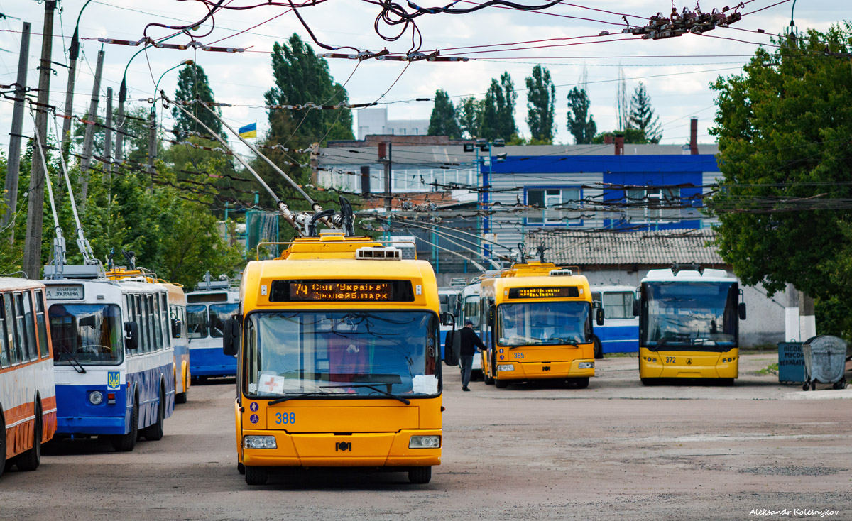 Черкассы, БКМ 321 № 388; Черкассы, БКМ 321 № 385; Черкассы, ЛАЗ E183D1 № 372