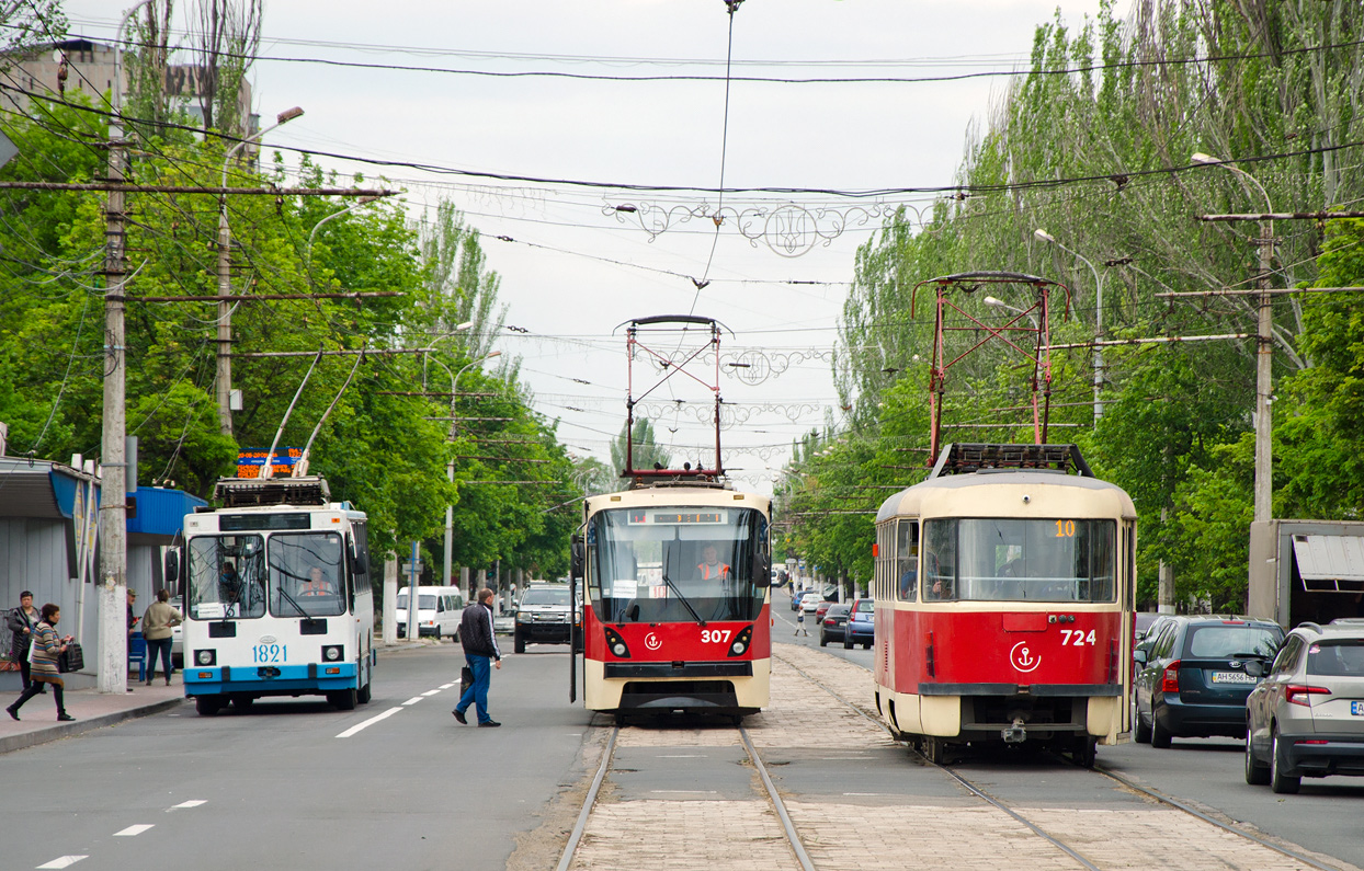 Мариуполь, ЮМЗ Т2 № 1821; Мариуполь, К1 № 307; Мариуполь, Tatra T3A № 724