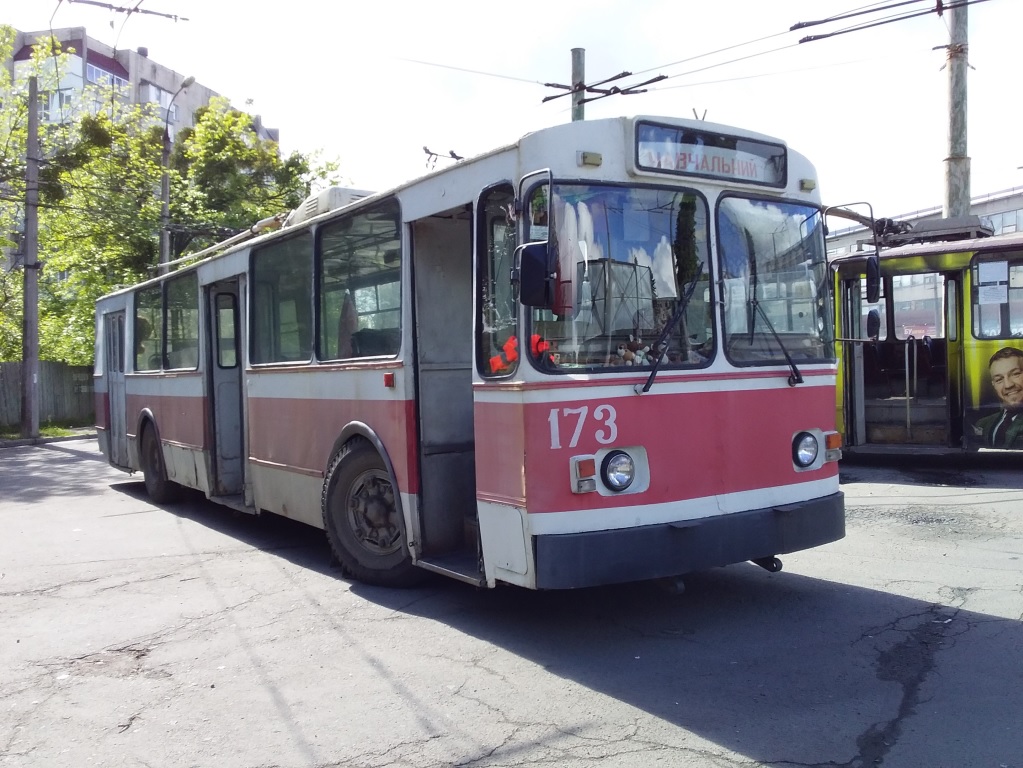 Хмельницкий, ЗиУ-682В № 173