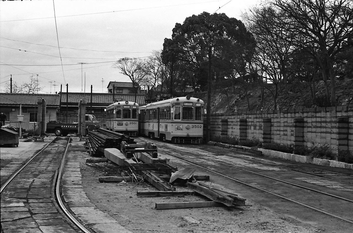 Окаяма, Tōki № 3501; Окаяма, Tōki № 3502; Окаяма — Депо Higashiyama