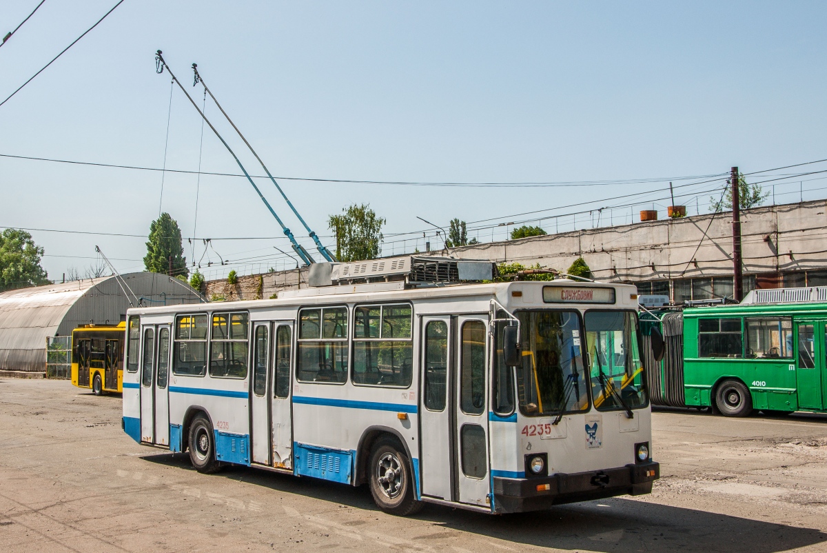 Киев, ЮМЗ Т2 № 4235 Киев, ЮМЗ Т2 № 4235