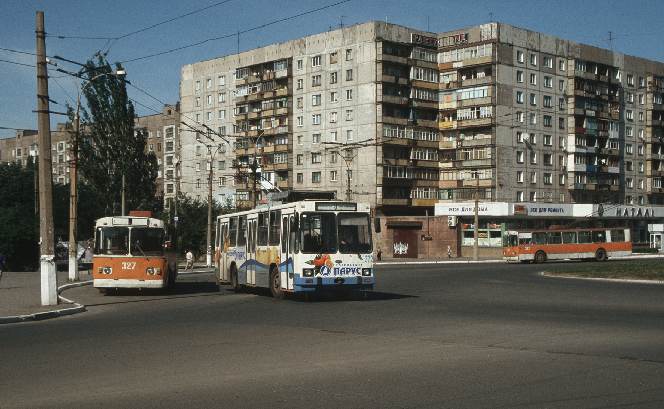 Алчевск, ЗиУ-682В [В00] № 327; Алчевск, ЮМЗ Т2 № 372