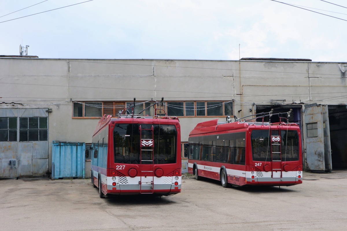 Ивано-Франковск, БКМ 321 № 227; Ивано-Франковск, БКМ 321 № 247