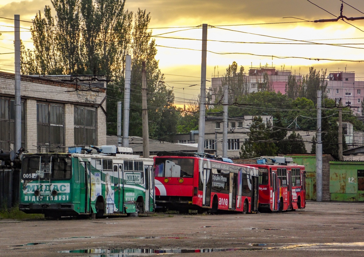 Запорожье, ЮМЗ Т2 № 005; Запорожье, ЛАЗ E183D1 № 207; Запорожье, ЮМЗ Т2 № 034