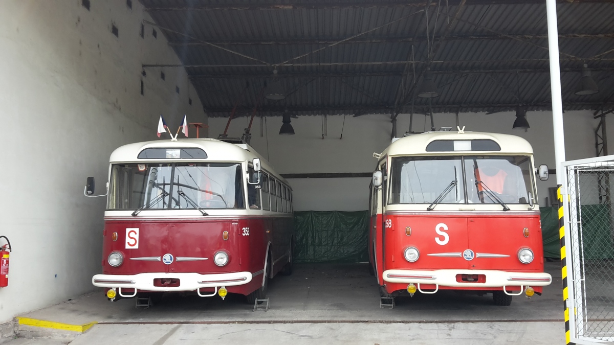 Pardubice, Škoda 9TrHT26 Nr 353; Pardubice, Škoda 9TrHT28 Nr 358 Pardubice, Škoda 9TrHT26 Nr 353; Pardubice, Škoda 9TrHT28 Nr 358