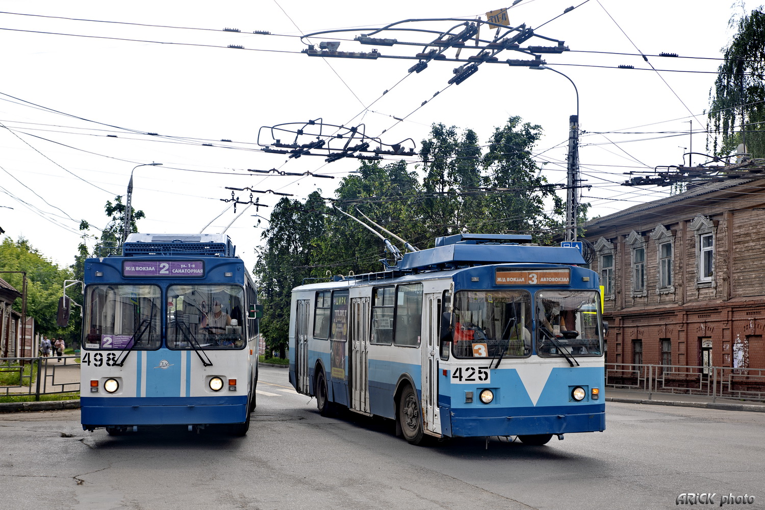Іванава, ЗиУ-682ГМ1 (с широкой передней дверью) № 498; Іванава, ЗиУ-682 КР Иваново № 425