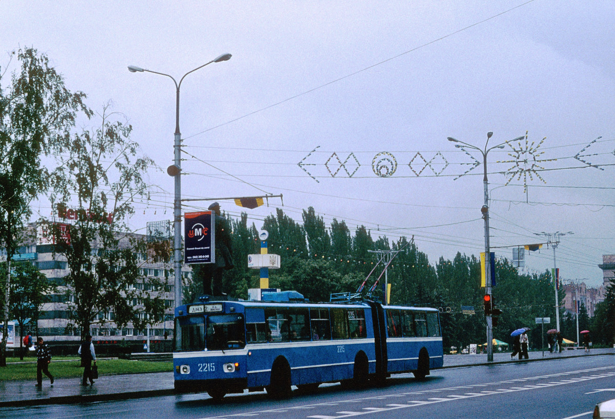Донецк, ЗиУ-683Б [Б00] № 2215; Донецк — Фотографии Питера Хэзелдайна — 08.2001