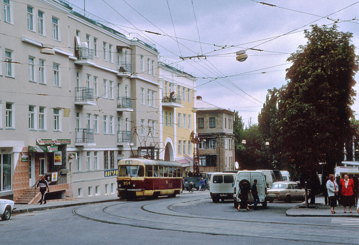 Donieck, Tatra T3SU Nr 954; Donieck — Photos by Peter Haseldine — 08.2001