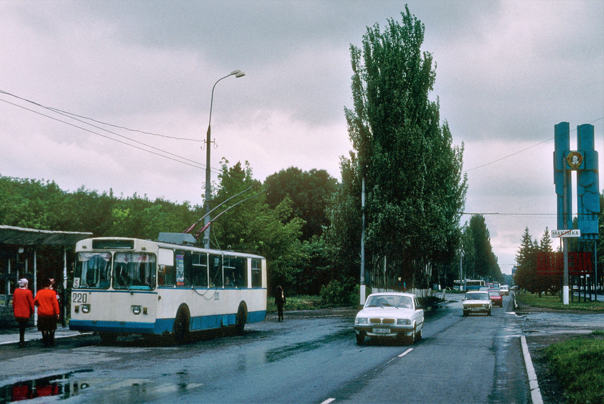 Makijivka, ZiU-682V-012 [V0A] № 220; Makijivka — Photos by Peter Haseldine — 08.2001