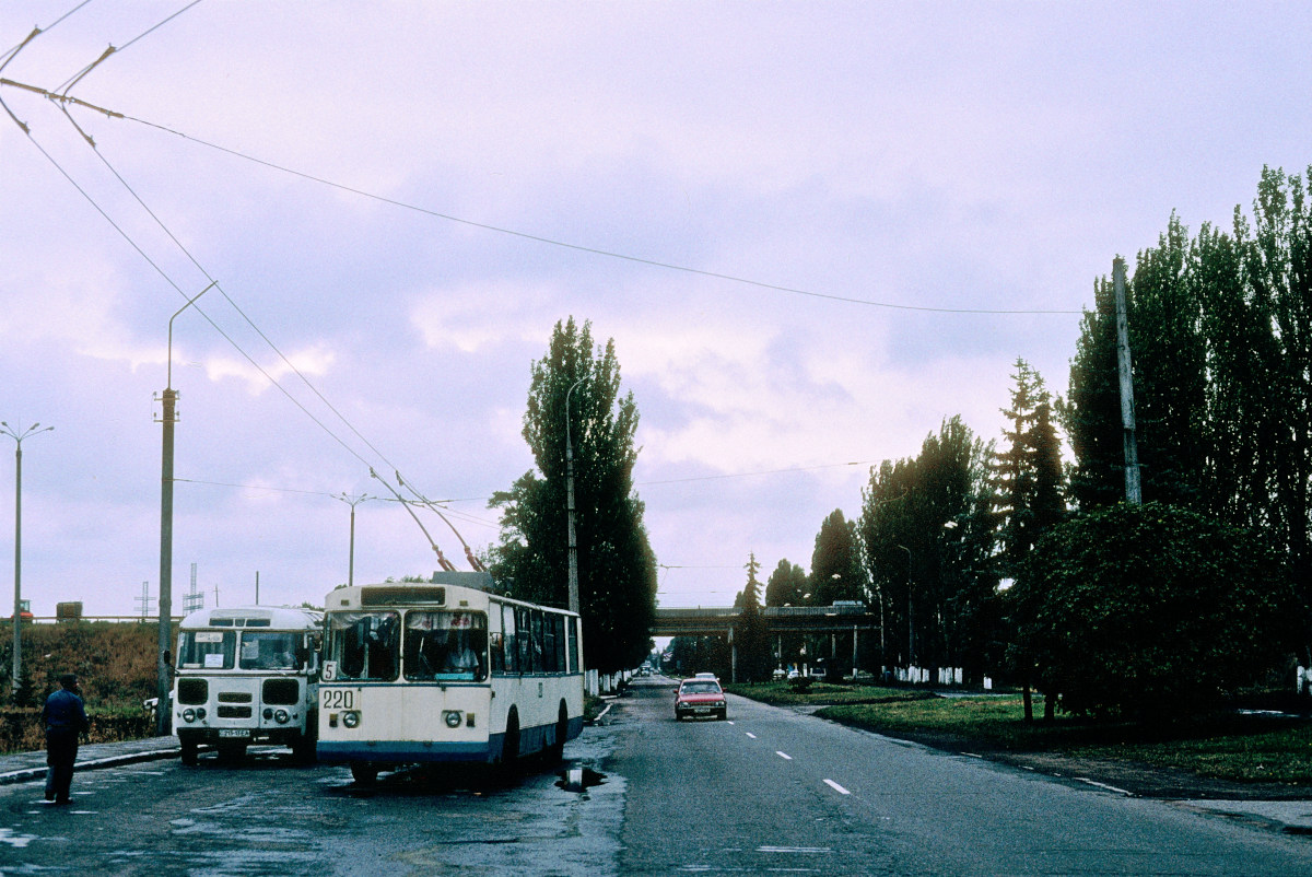 Makijivka, ZiU-682V-012 [V0A] nr. 220; Makijivka — Photos by Peter Haseldine — 08.2001