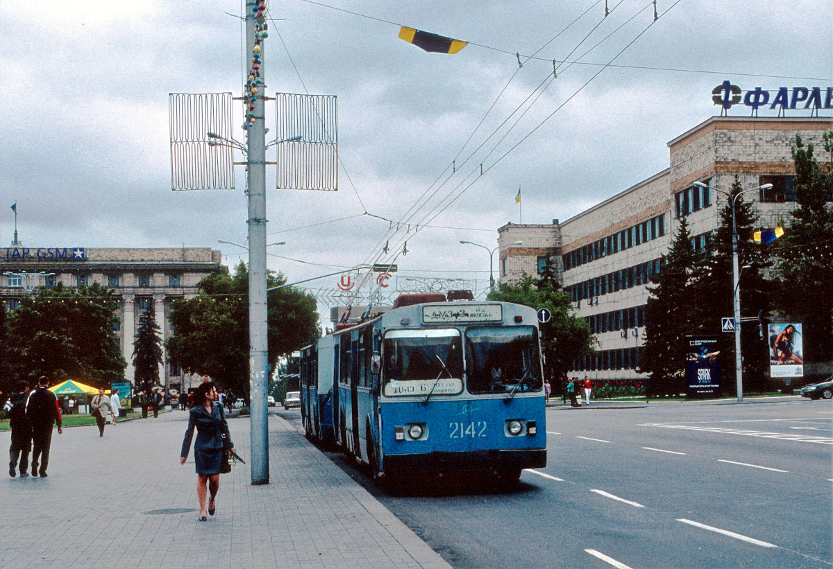 Донецк, ЗиУ-682В [В00] № 2142; Донецк — Фотографии Питера Хэзелдайна — 08.2001