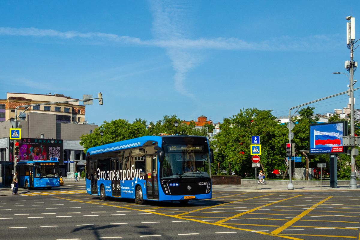 Moskau, KAMAZ-6282 Nr. 430214