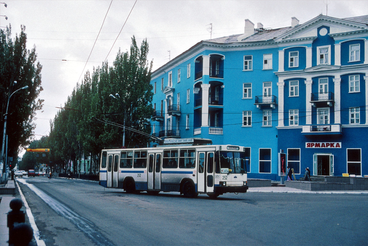 Makijivka, YMZ T2 nr. 252; Makijivka — Photos by Peter Haseldine — 08.2001