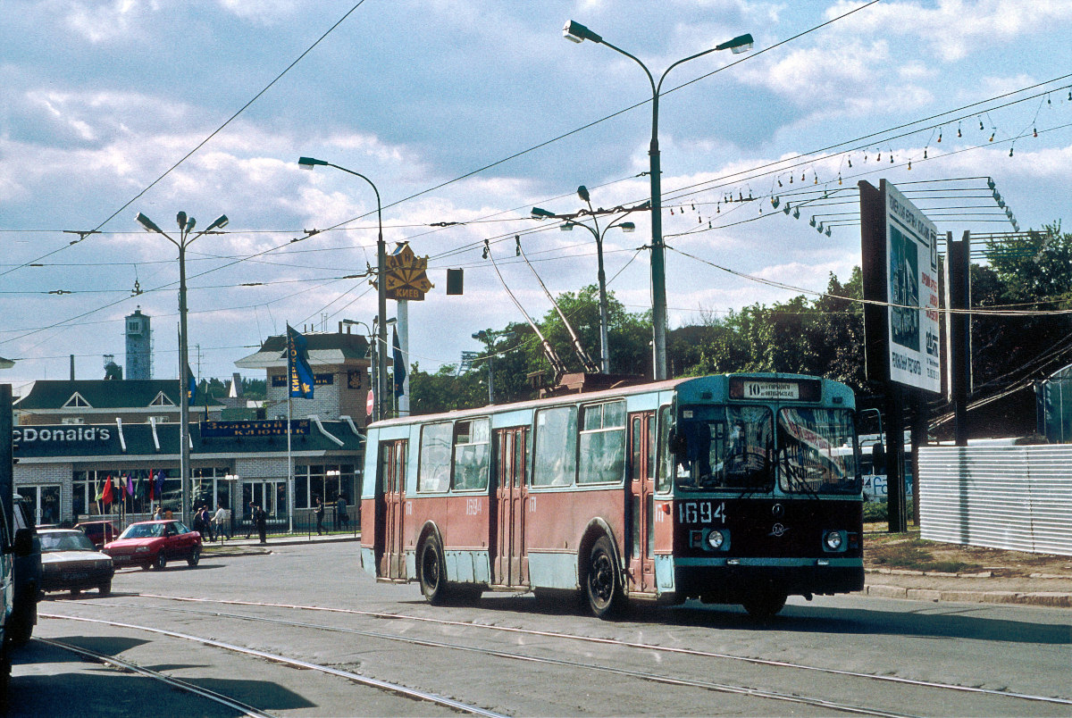 Донецк, ЗиУ-682Г [Г00] № 1694; Донецк — Фотографии Питера Хэзелдайна — 08.2001