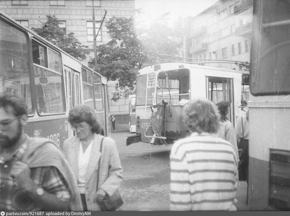 Moskwa, ZiU-682V-013 [V0V] Nr 4306; Moskwa, ZiU-682V Nr 4158; Moskwa — Trolleybus barricades 08.1991