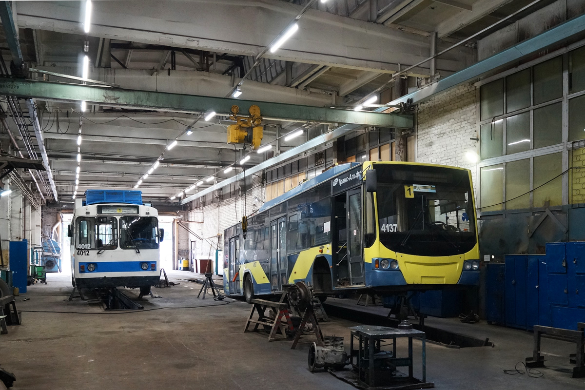 Барнаул, ЗиУ-682 КВР БТРМ № 4012; Барнаул, ВМЗ-5298.01 «Авангард» № 4137
