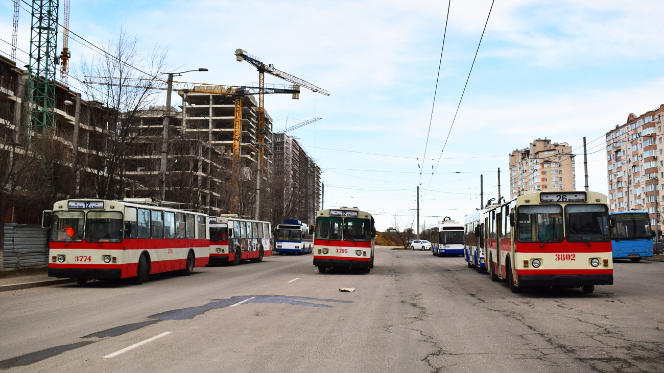 Кишинёв, ЗиУ-682Г [Г00] № 3802; Кишинёв, ЗиУ-682В-013 [В0В] № 3795; Кишинёв, ЗиУ-682В-012 [В0А] № 3774