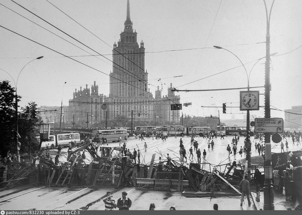 莫斯科 — Trolleybus barricades 08.1991