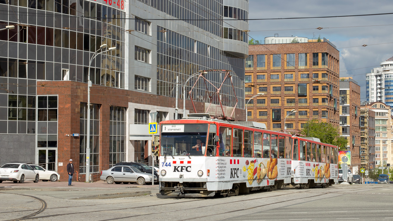 Jekatyerinburg, Tatra T6B5SU — 744