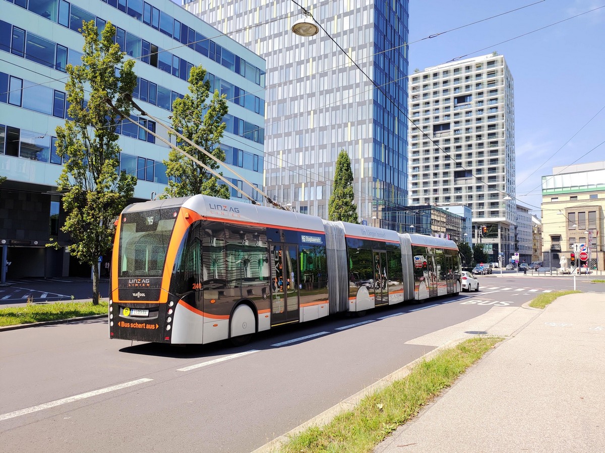 Линц, Van Hool Exqui.City 24 № 240