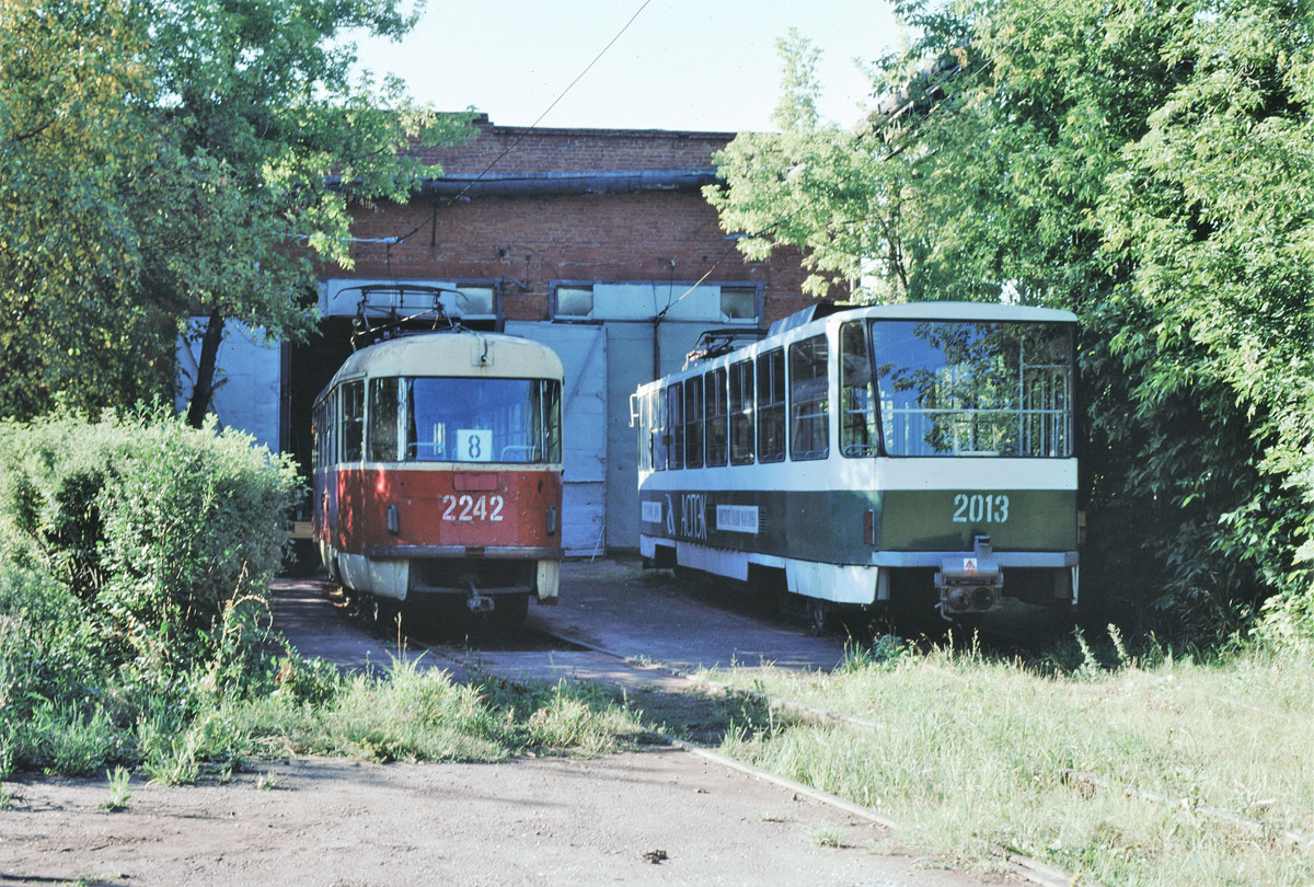 Ijevsk, Tatra T3SU (2-door) Nr. 2242; Ijevsk, Tatra T6B5SU Nr. 2013