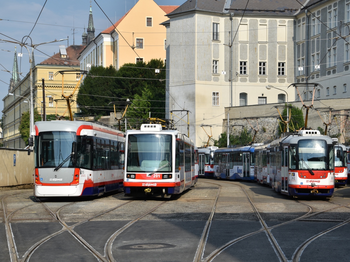 Оломоуц, Vario LFR.S № 242; Оломоуц, Škoda 03T1 Astra № 201; Оломоуц, EVO 1 № 215