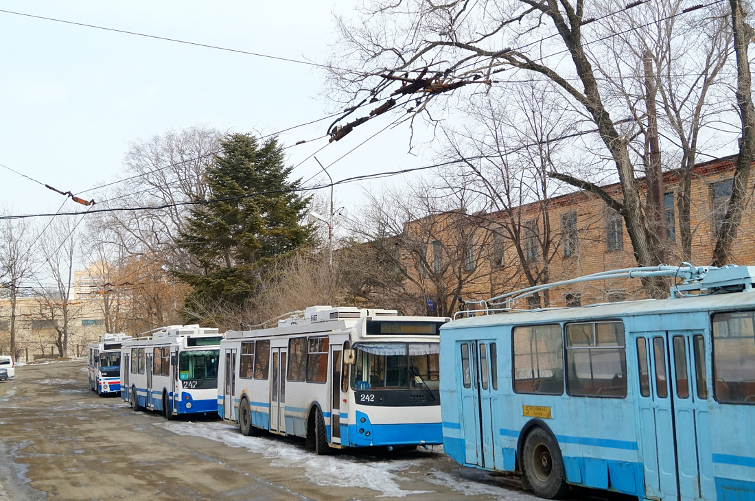 Владивосток, ЗиУ-682Г-016.02 № 242
