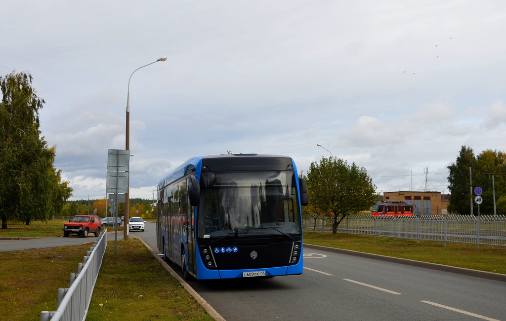 Набережные Челны, КАМАЗ-6282 № Е 609 ТХ 716