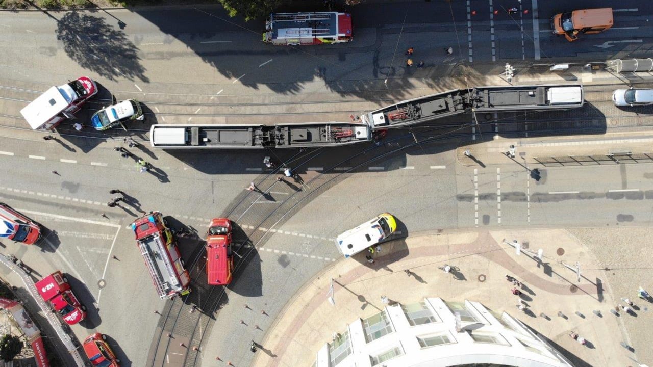 Хальберштадт, Leoliner Fahrzeug-Bau Leipzig NGTW6H № 5; Хальберштадт, Leoliner Fahrzeug-Bau Leipzig NGTW6H № 1; Хальберштадт — Трамвайная авария с вагонами №№ 1 и 5 возле Хольцмаркт (22.09.2020)