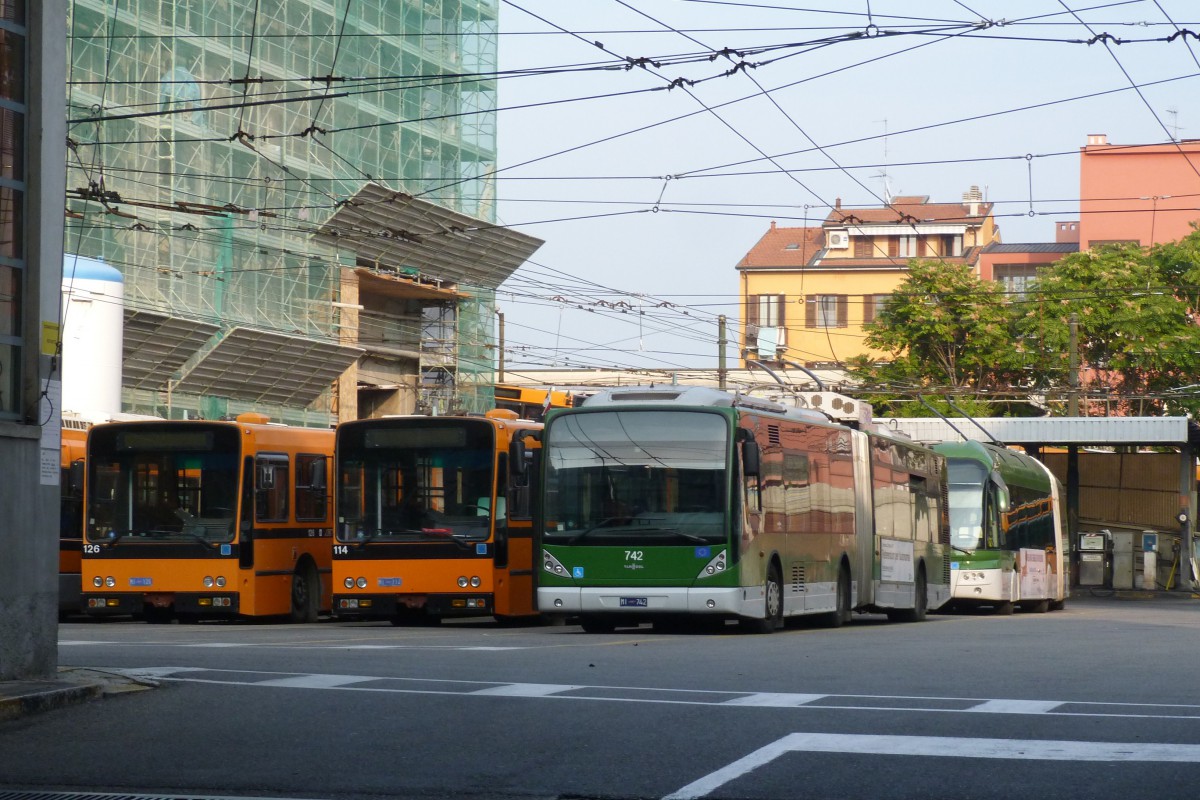 Milan, Socimi 8843 № 126; Milan, Socimi 8843 № 114; Milan, Van Hool AG 300T № 742