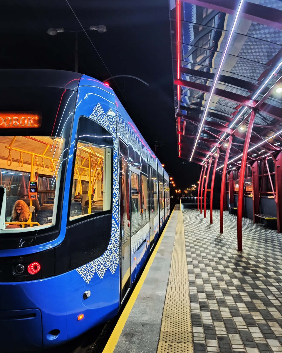 Киев — Остановочные знаки, павильоны и таблички; Киев — Разные фотографии; Киев — Трамвайные линии: Скоростной трамвай Киев — Остановочные знаки, павильоны и таблички; Киев — Разные фотографии; Киев — Трамвайные линии: Скоростной трамвай