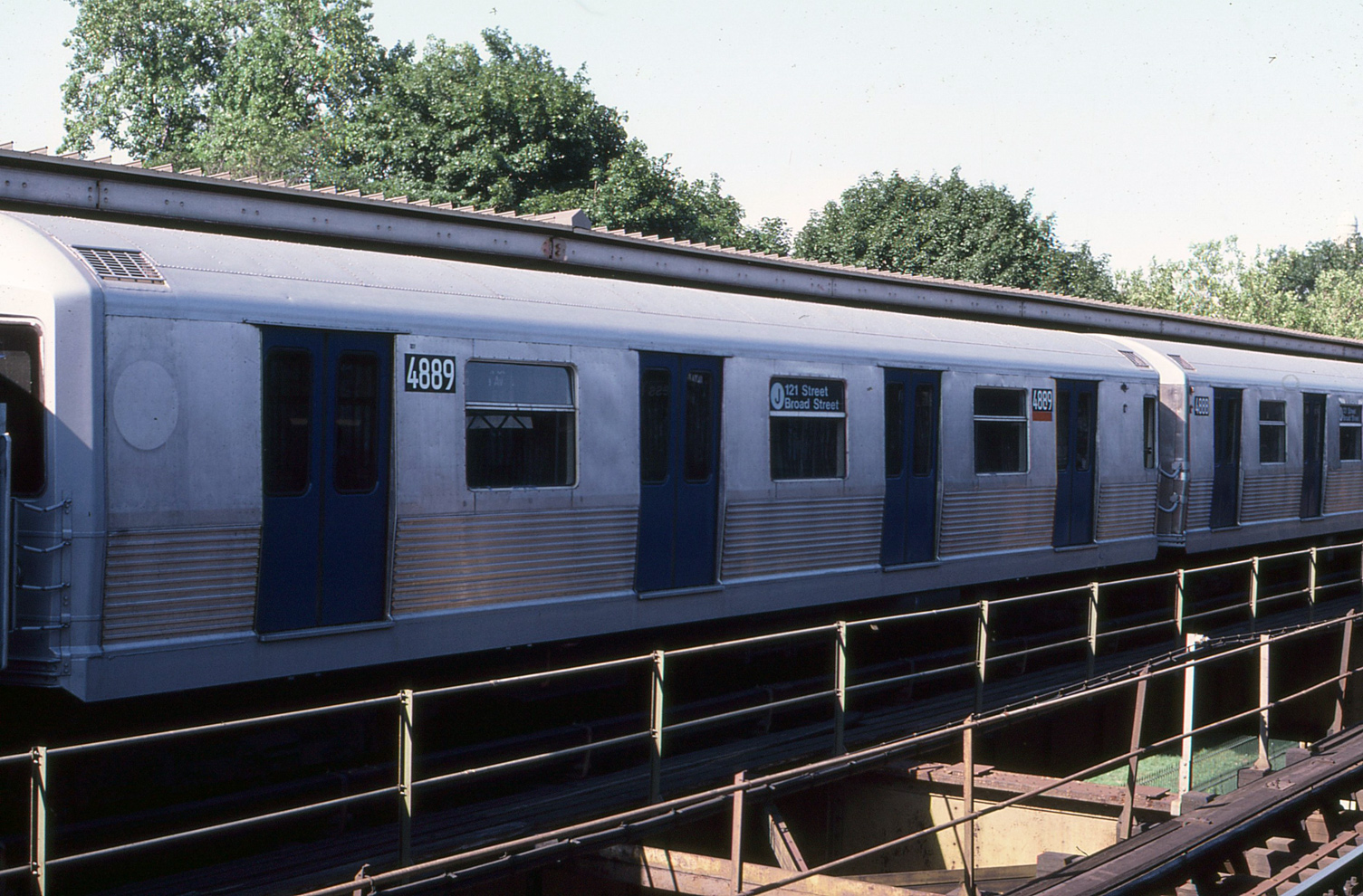 Нью-Йорк, St. Louis R42 № 4889; Нью-Йорк, St. Louis R42 № 4888