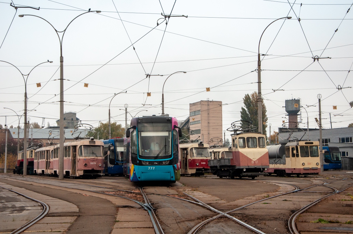 Kiev, PESA 71-414K (Fokstrot) Nr. 777; Kiev, 2-axle cargo car (KPET) Nr. В-17