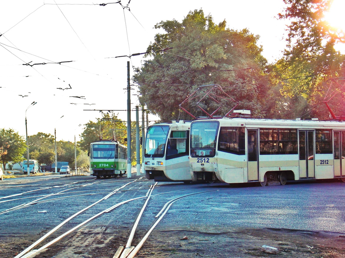 Tachkent, 71-619KT N°. 2512; Tachkent, 71-619KT N°. 2515; Tachkent, Tatra T6B5SU N°. 2704