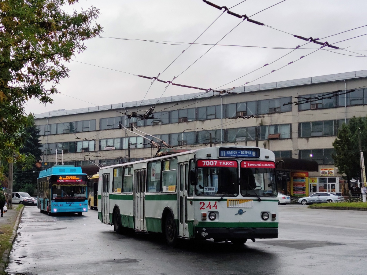 Хмельницкий, ЗиУ-682Г [Г00] № 244; Хмельницкий, Богдан Т70117 № 041