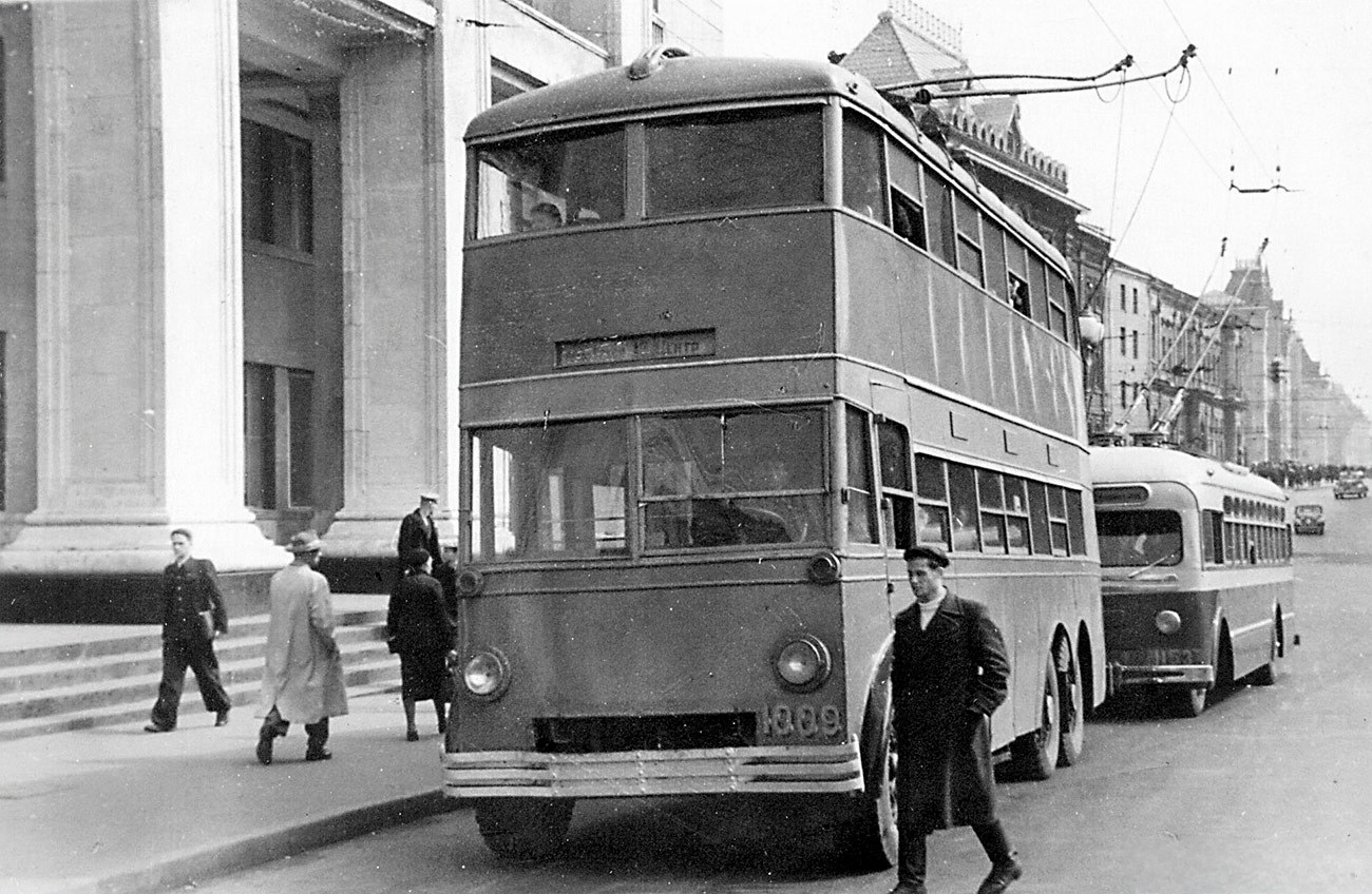 Москва, ЯТБ-3 № 1009; Москва — Исторические фотографии — Двухэтажные троллейбусы (1937-1953); Москва — Исторические фотографии — Трамвай и Троллейбус (1946-1991)