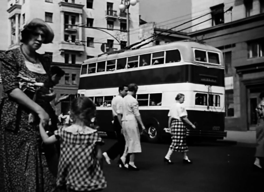 Москва, ЯТБ-3 № 1007; Москва — Исторические фотографии — Двухэтажные троллейбусы (1937-1953); Москва — Троллейбусы в кинофильмах