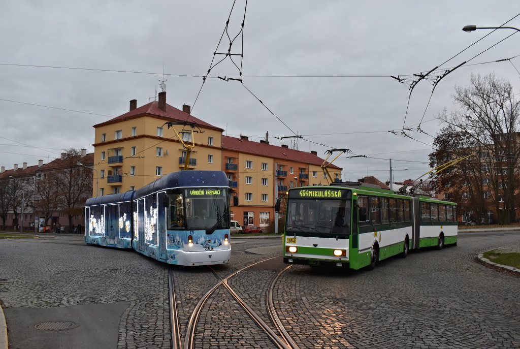 Пльзень, Vario LF2/2 IN № 366; Страшице, Škoda 15Tr03/6 № 464; Пльзень — Рождественский трамвай