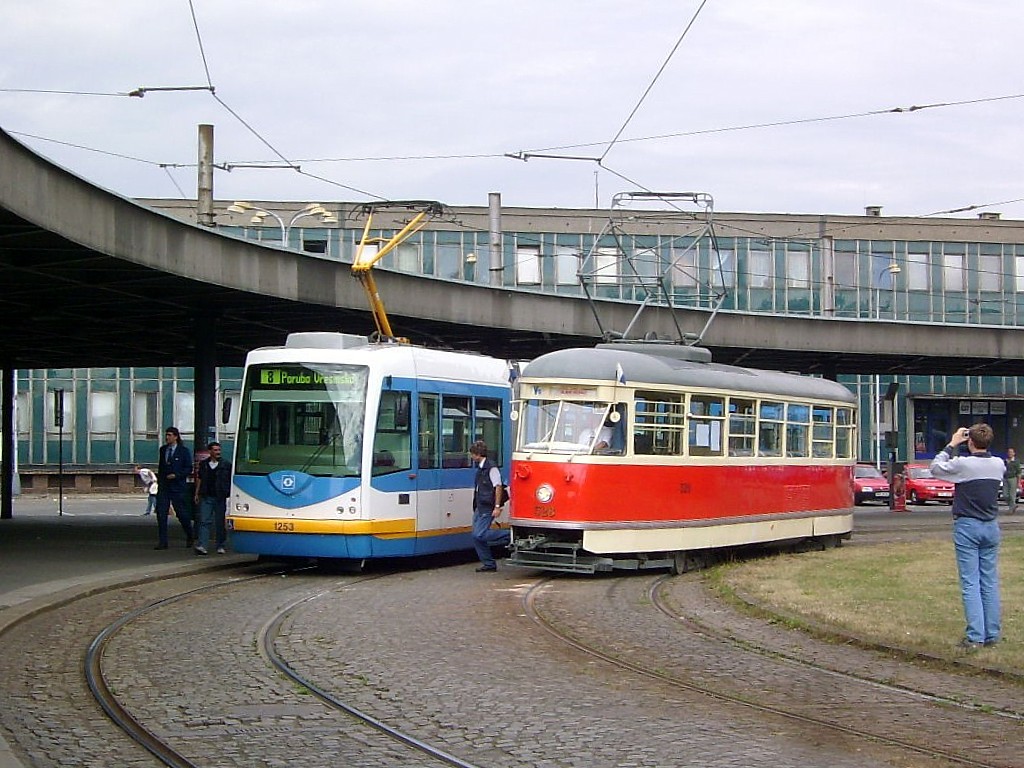 Острава, Inekon 01 Trio № 1253; Острава, Tatra T1 № 528