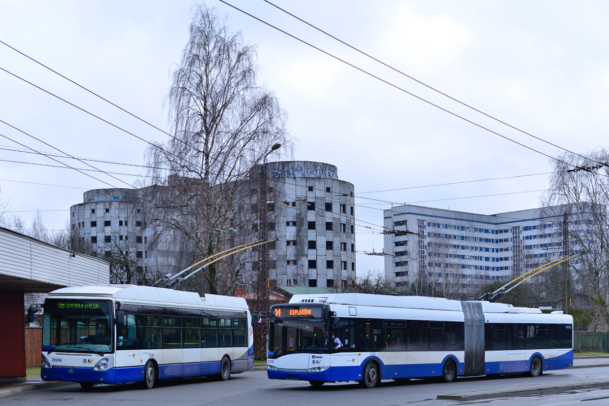 Riga, Škoda 27Tr Solaris III Nr. 27592; Riga, Škoda 24Tr Irisbus Citelis Nr. 29288