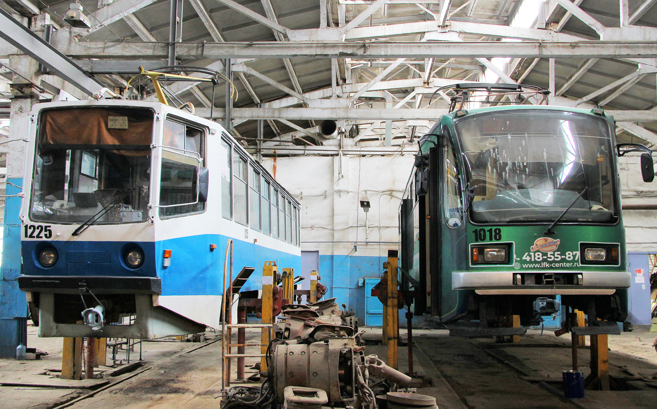 Нижний Новгород, 71-608КМ № 1225; Нижний Новгород, 71-407 № 1018