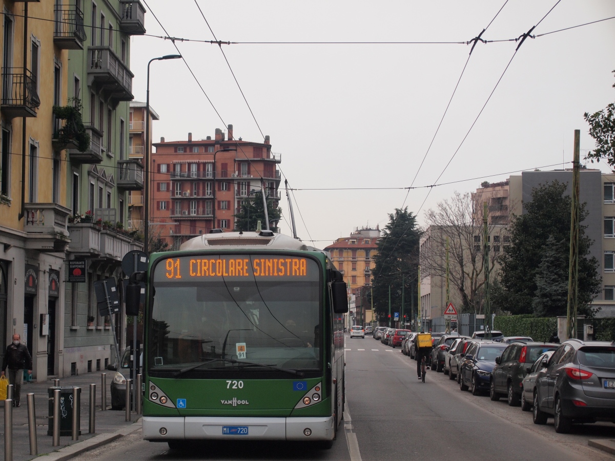 Милан, Van Hool AG 300T № 720