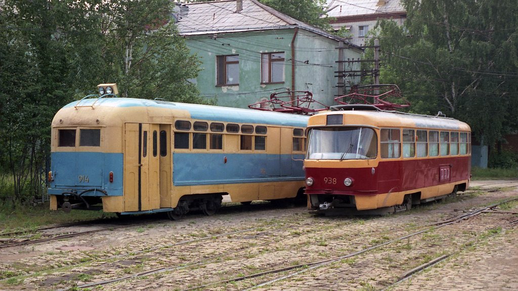 Jekaterinburg, MTV-82 № 914; Jekaterinburg, Tatra T3SU (2-door) № 938 Jekaterinburg, MTV-82 № 914; Jekaterinburg, Tatra T3SU (2-door) № 938