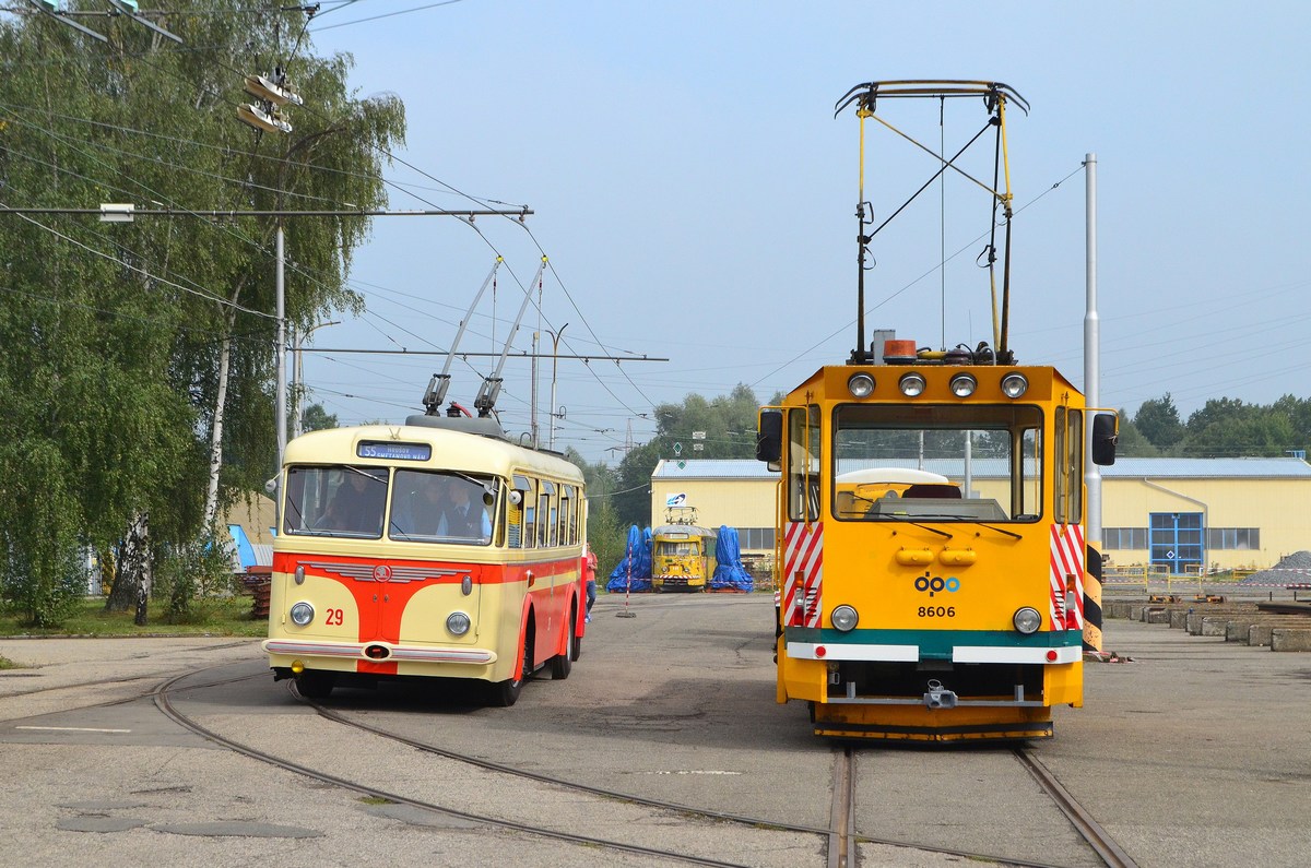 Ostrava, DPO RSP-2 № 8606; Ostrava, Škoda 8Tr6 № 29 Ostrava, DPO RSP-2 № 8606; Ostrava, Škoda 8Tr6 № 29