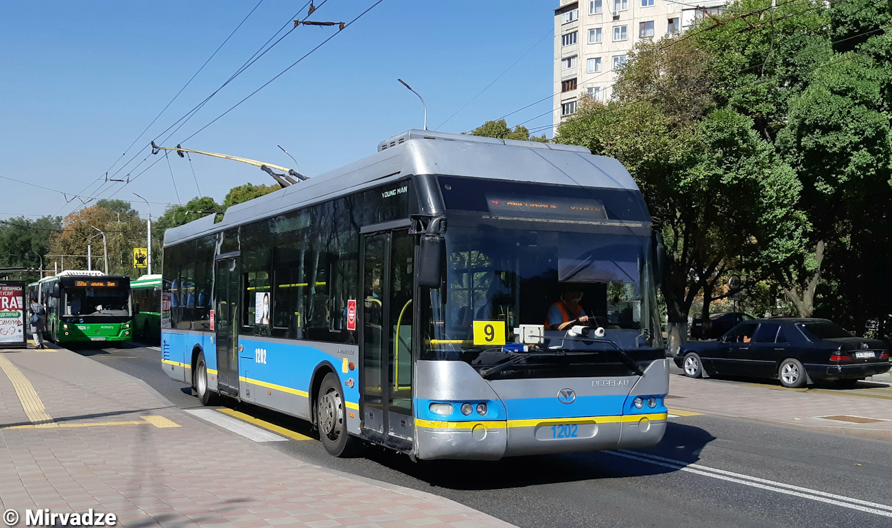 Almaty, YoungMan JNP6120GDZ (Neoplan Kazakhstan) Br. 1202