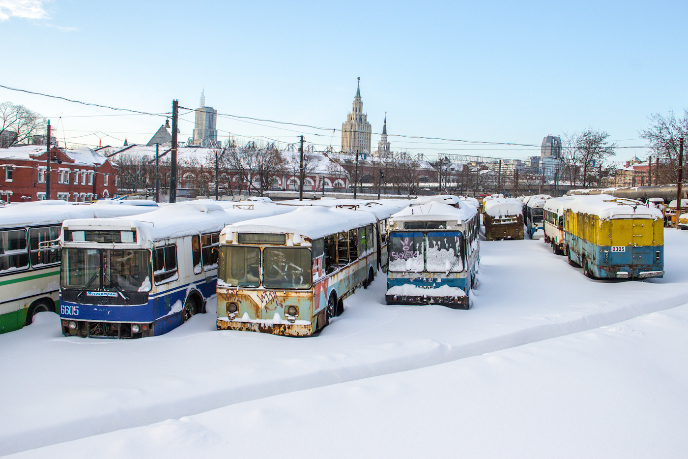 Москва, ЮМЗ Т2 № 3905; Москва, КТГ-1 № 0305; Москва — Троллейбусные парки: [2] территория на Новорязанской улице