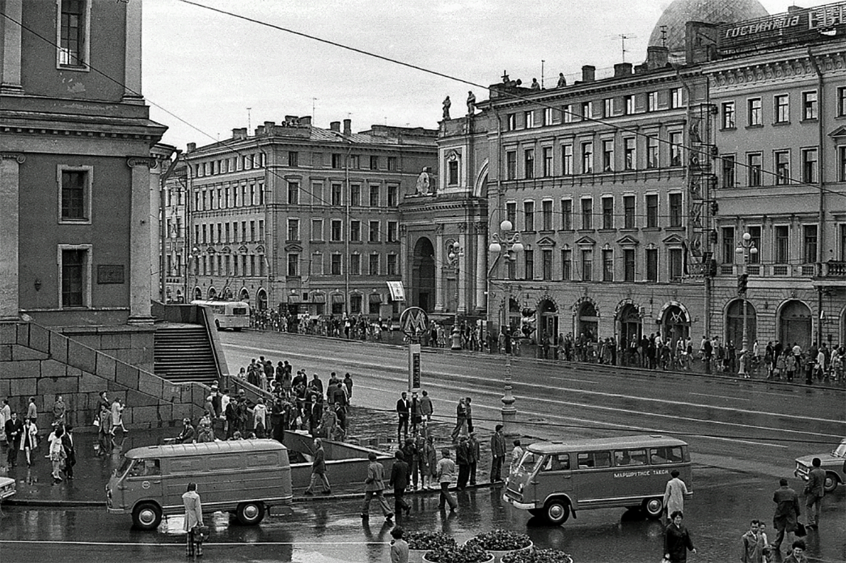 Санкт-Петербург — Исторические фотографии троллейбусной инфраструктуры; Санкт-Петербург — Метрополитен — Линия 2